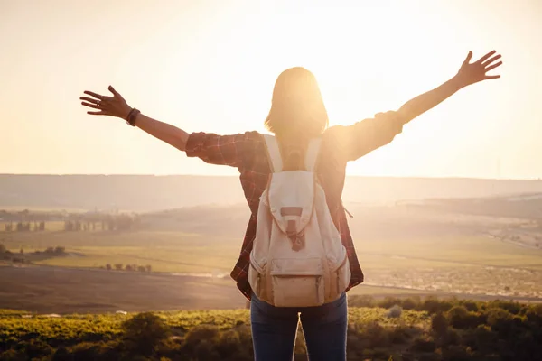 Mujer Feliz Está Pie Con Las Manos Levantadas Fondo Puesta — Foto de Stock