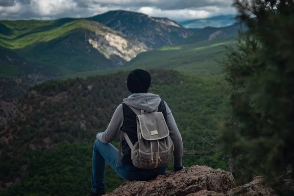 Tânăra Femeie Care Călătorește Purtând Pălărie Stând Vârful Stâncii Montane — Fotografie, imagine de stoc