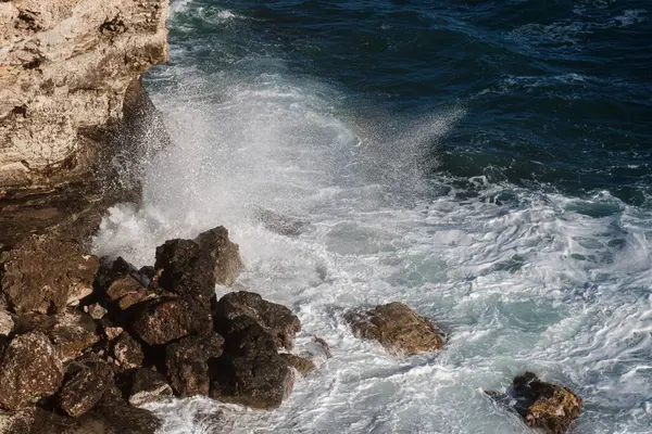 Ωκεανό Κύμα Φόντο Θραύση Θάλασσα Νερό Βραχώδη Ακτή Ακατέργαστων Θαλασσών — Φωτογραφία Αρχείου