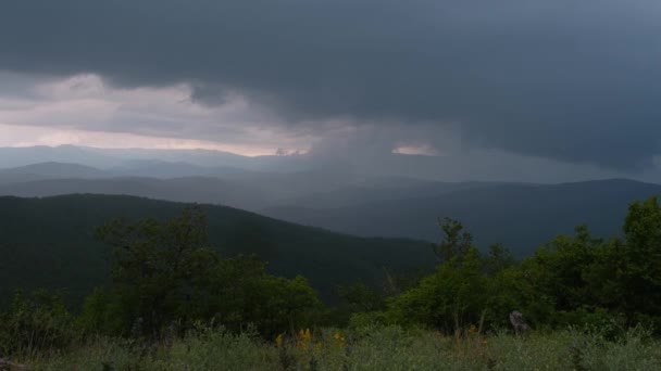 暴风雨要来了 巨大的雨云逼近了小山 暴雨期间 云彩在天空中翻滚 在地面上移动 并在暴雨期间闪电袭击 — 图库视频影像