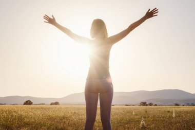 - Zafer. Olumlu ve neşe dolu hissediyorum. Başarı ve yaşam hedefleri kavramı. Güçlü ve kendine güveni tam bir kadın..