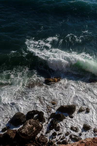 Ocean Bølge Baggrund Bryde Havvand Stenet Kysten Hav Turkis Vand - Stock-foto