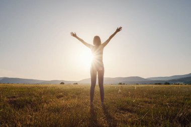 - Zafer. Olumlu ve neşe dolu hissediyorum. Başarı ve yaşam hedefleri kavramı. Güçlü ve kendine güveni tam bir kadın..