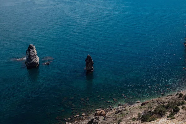 Mavi Denizdeki Uçurumdan Güzel Bir Manzara Denizde Serbest Kayalıkları Olan — Stok fotoğraf