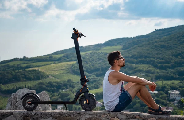 Junger Mann Auf Einem Elektroroller Den Bergen Ruhen Sie Sich — Stockfoto