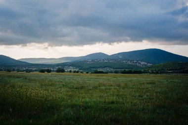 Yağmurdan önce ya da sonra dağlarda. Dağ vadisi bulutlu gökyüzü manzarası. Doğal seyahat geçmişi. Güzellik dünyası.