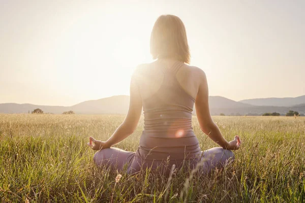 Mujer Practica Yoga Medita Posición Loto Campo Estilo Vida Saludable — Foto de Stock