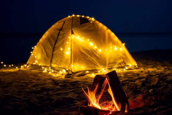 Branden Natten Stranden Sommarstämning Natt Camping Med Retro Garland Stranden — Stockfoto