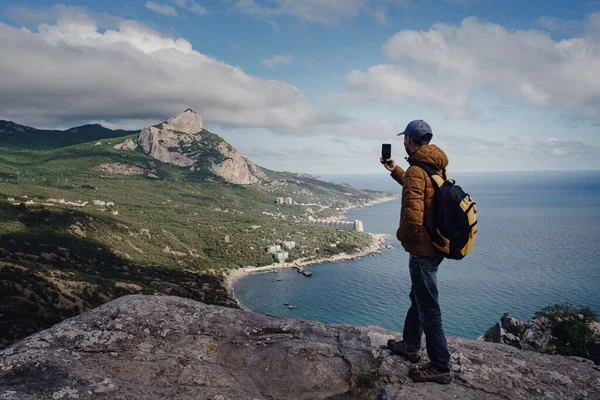 Man Tar Foto Fantastisk Utsikt Över Bergen Med Smartphone Resa — Stockfoto