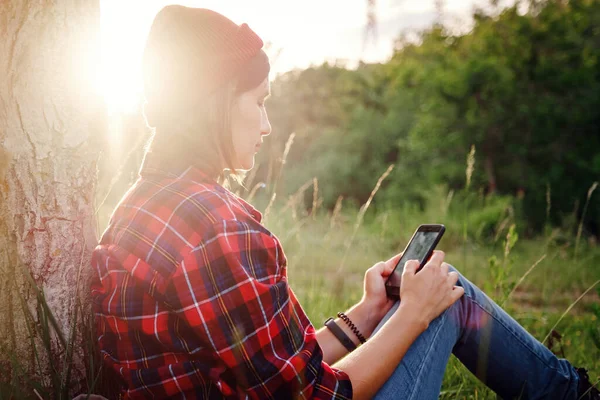 Hermosa Viajera Sentada Cerca Del Árbol Escribiendo Teléfono Móvil Mujer —  Fotos de Stock