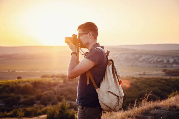 Homem Fotógrafo Com Mochila Câmera Tirando Foto Pôr Sol Montanhas — Fotografia de Stock