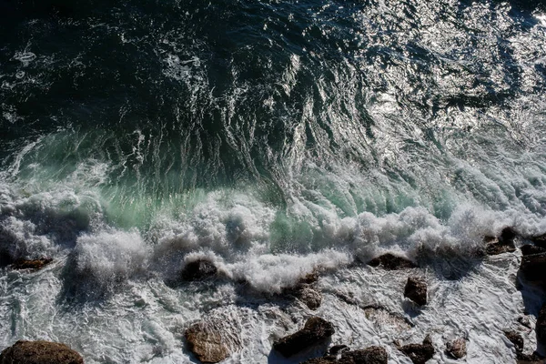 海浪背景突破海水岩石海岸汹涌大海绿松石水梯度泡沫 大海中的巨浪 夏天的季候风海浪的白峰 — 图库照片