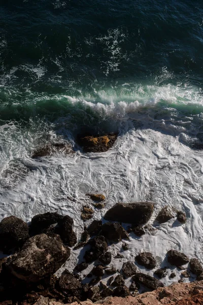 Océano Olas Fondo Rompiendo Agua Mar Rocosa Costa Mar Agitado — Foto de Stock