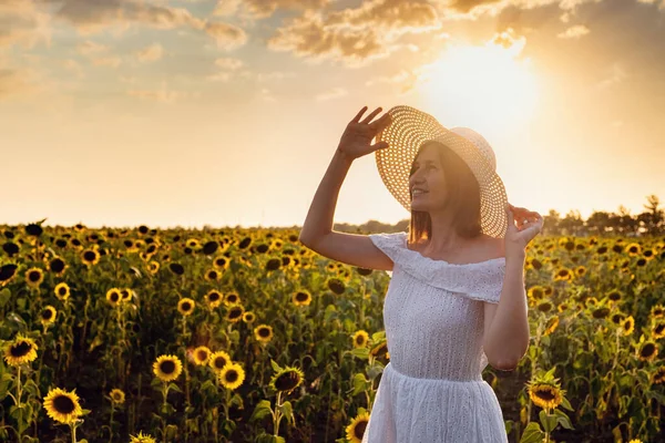 Krásná Mladá Dívka Těší Přírodu Poli Slunečnice Při Západu Slunce — Stock fotografie