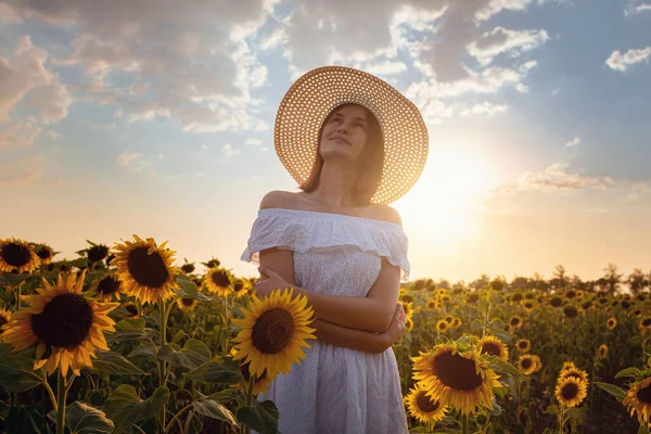 Krásná Mladá Dívka Těší Přírodu Poli Slunečnice Při Západu Slunce — Stock fotografie