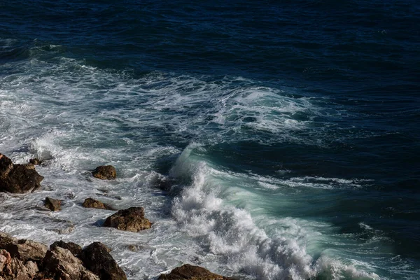 Ozeanwellen Hintergrund Brechen Meerwasser Felsige Küste Raue See Türkisfarbener Wassergefälle — Stockfoto
