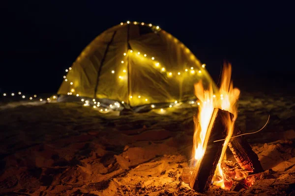 Branden Natten Stranden Sommarstämning Natt Camping Med Retro Garland Stranden — Stockfoto