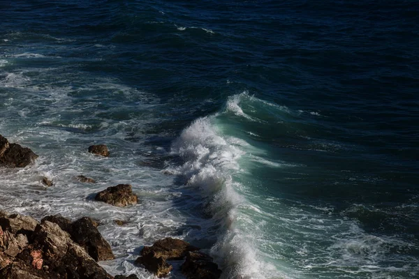 Ozeanwellen Hintergrund Brechen Meerwasser Felsige Küste Raue See Türkisfarbener Wassergefälle — Stockfoto