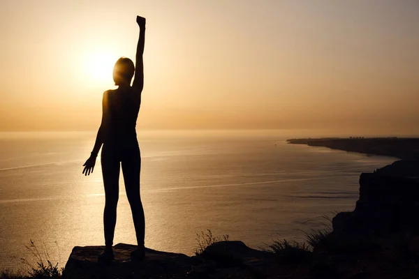 Silhouet Van Een Vrouw Met Opgeheven Handen Het Strand Bij — Stockfoto