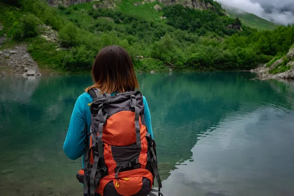 Viajero Mira Lago Montaña Viajes Concepto Vida Activa Aventura Senderismo — Foto de Stock