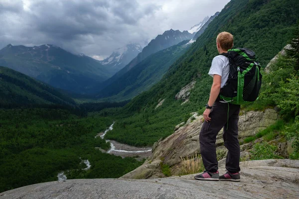 Hombre Senderismo Las Montañas Con Mochila Pesada Viaje Estilo Vida — Foto de Stock