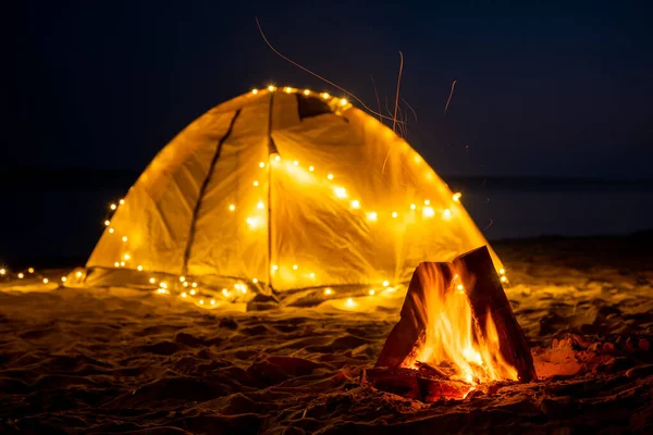 Branden Natten Stranden Sommarstämning Natt Camping Med Retro Garland Stranden — Stockfoto