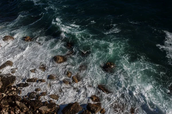 Océano Olas Fondo Rompiendo Agua Mar Rocosa Costa Mar Agitado — Foto de Stock