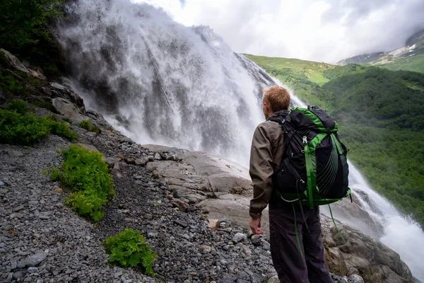 背着背包徒步旅行看瀑布的人 旅游生活方式的探险理念 积极地把度假变成与大自然和谐相处的野性 俄罗斯东拜北高加索地区 — 图库照片