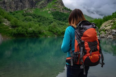 Gezgin dağ gölüne bak. Seyahat ve aktif yaşam konsepti. Kuzey Kafkasya, Dombai, Kuzey Kafkasya, Dombai, Rusya 'daki dağlarda macera ve yürüyüş