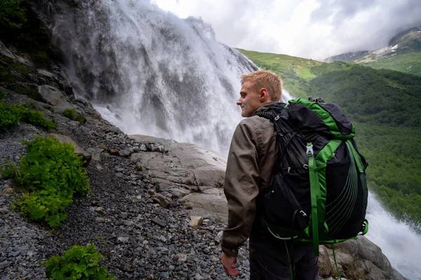 背着背包徒步旅行看瀑布的人 旅游生活方式的探险理念 积极地把度假变成与大自然和谐相处的野性 俄罗斯东拜北高加索地区 — 图库照片