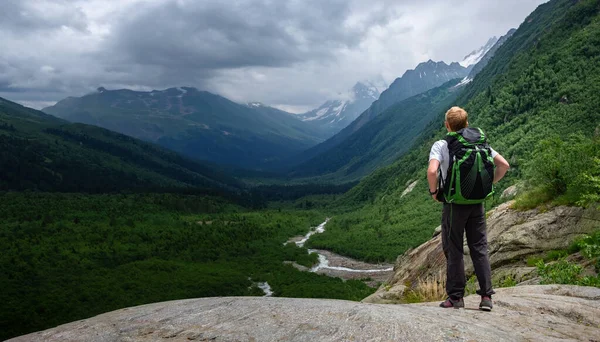 Hombre Senderismo Las Montañas Con Mochila Pesada Viaje Estilo Vida — Foto de Stock