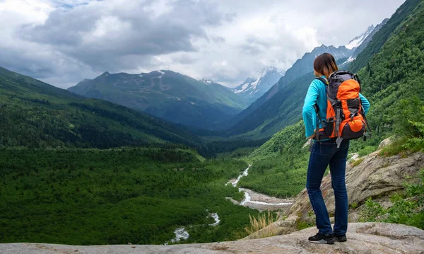 산위에 여행자는 경치를 즐기고 음모론 여행의 문자를 대기의 서사시적 등산에 — 스톡 사진