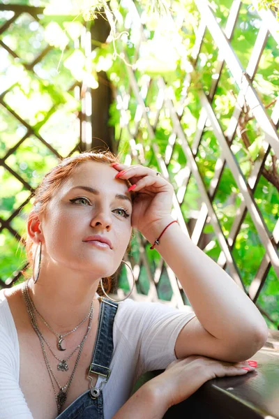 Feliz Retrato Mujer Joven Verano Aire Libre Hermoso Jardín Puesta —  Fotos de Stock