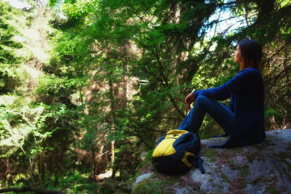 Γυναίκα Πεζοπόρος Που Κοιτάζει Δάσος Και Ξεκουράζεται Ταξιδιωτική Έννοια Χώρος — Φωτογραφία Αρχείου
