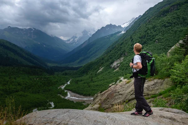 男人背着沉重的背包在山上远足 旅行生活方式浪迹天涯的冒险理念 让暑假独自到野外野外度假 俄罗斯东拜北高加索地区 — 图库照片