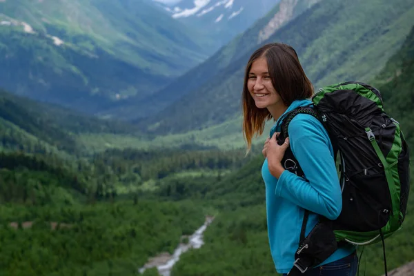 Backpacker Szczycie Góry Ciesząc Się Widokiem Dolinę Koncepcja Podróży Wędrownych — Zdjęcie stockowe