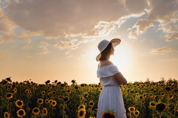 Krásná Mladá Žena Těší Přírodu Poli Slunečnic Při Západu Slunce — Stock fotografie
