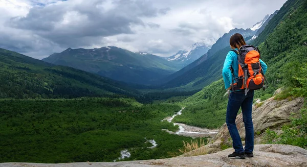 산위에 여행자는 경치를 즐기고 음모론 여행의 문자를 대기의 서사시적 등산에 — 스톡 사진