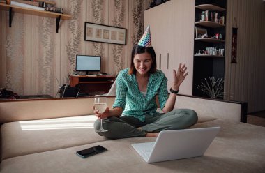 Sanal parti aracılığıyla karantinada doğum gününü kutlayan bir kız. Coronavirüs salgını 2020.