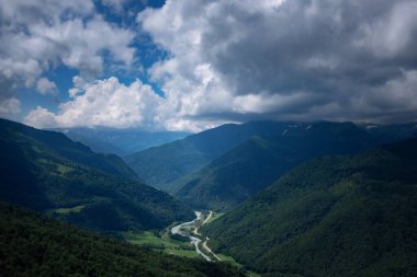 Dramatik dağ manzarası. Dağlarda yaz. Yağmur bulutları, soğuk boyalar, yeşilliğin vahşiliği. Kuzey Kafkasya, Arkhyz, Rusya.
