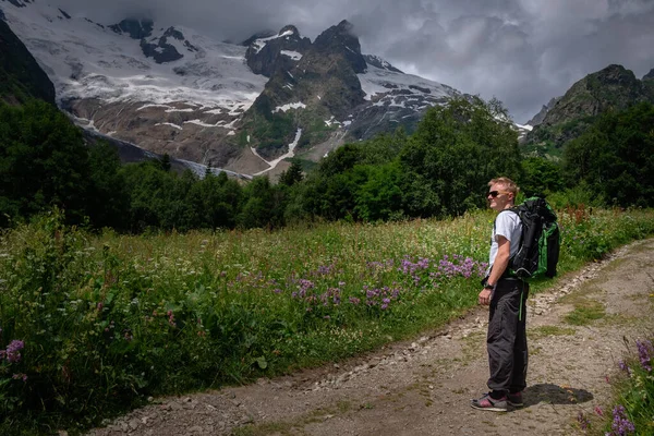 背着背包在山上远足的人旅行生活方式的成功理念 户外活动 在北高加索地区 卡拉恰伊 切尔克西亚 俄罗斯 的登山运动 — 图库照片