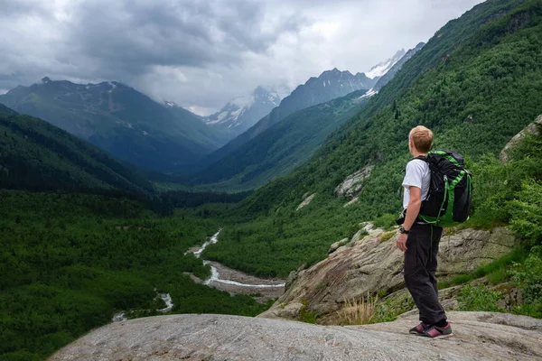 男人背着沉重的背包在山上远足 旅行生活方式浪迹天涯的冒险理念 让暑假独自到野外野外度假 俄罗斯东拜北高加索地区 — 图库照片