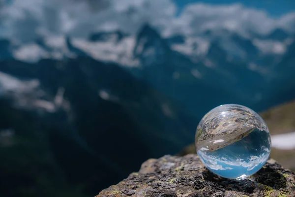 Прекрасна Сферична Скляна Куля Величними Кавказькими Горами Домбаї Росія Ідея — стокове фото