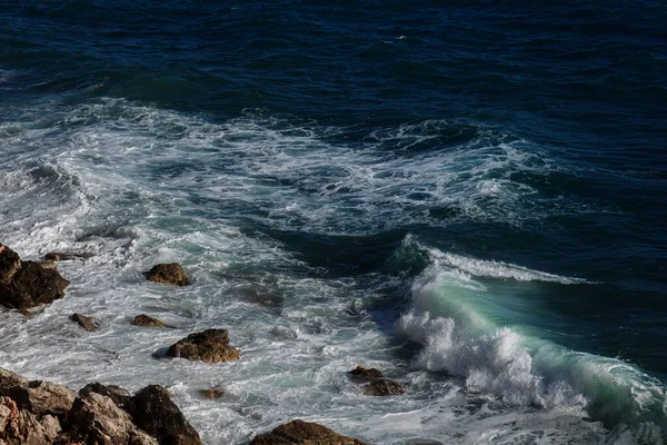 Fundo Onda Oceano Quebrando Água Mar Costa Rochosa Mar Áspero — Fotografia de Stock