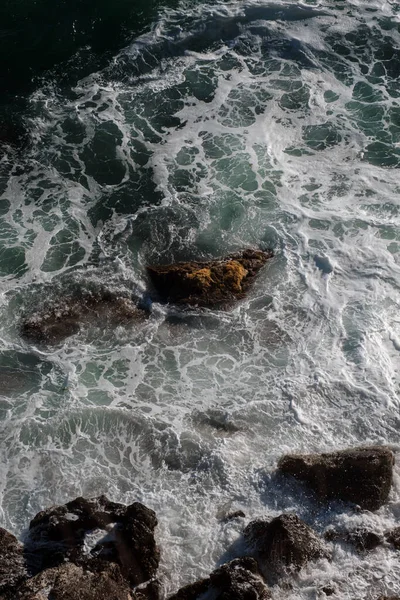 Oceán Vlny Pozadí Lámání Mořské Vody Skalnaté Pobřeží Drsné Moře — Stock fotografie