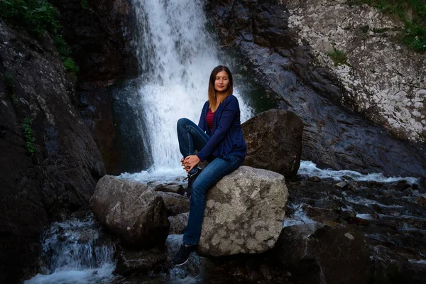 Bella Escursionista Donna Seduta Vicino Alla Cascata Ecoturismo Concetto Immagine — Foto Stock