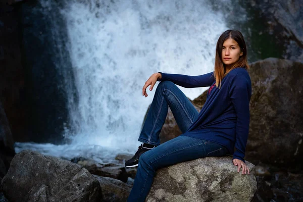 Mooie Vrouw Wandelaar Zit Buurt Van Waterval Ecotoerisme Concept Beeld — Stockfoto