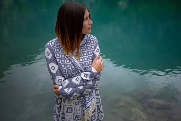 Avventura Donna Asiatica Sensazione Congelamento Tra Montagne Godere Della Vista — Foto Stock