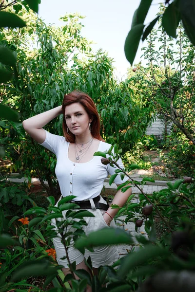 Retrato Mulher Jovem Feliz Verão Livre Belo Jardim Pôr Sol — Fotografia de Stock