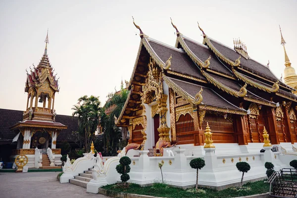 Piękne Szczegóły Tajskich Sztuk Pięknych Świątyni Buddyjskiej Nowa Piękna Świątynia — Zdjęcie stockowe
